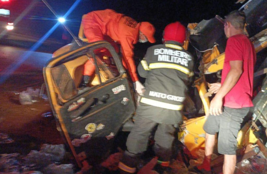 Corpo de Bombeiros realiza atendimento a vítimas de acidentes de trânsito registrados durante a madrugada de sábado