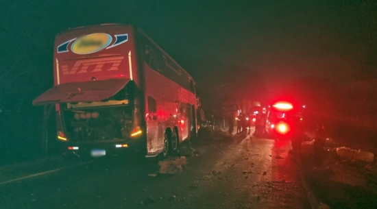 Acidente entre carreta e ônibus de viagem deixa várias pessoas feridas 