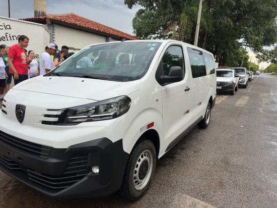 APAE de Aragarças recebe van adaptada em entrega oficial feita pelo prefeito Ricardo Galvão com emenda da deputada Marussa Boldrin e apoio de Zé Mário