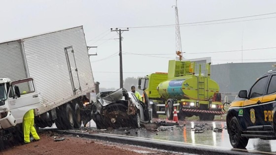 Motorista morre em acidente com quatro veículos