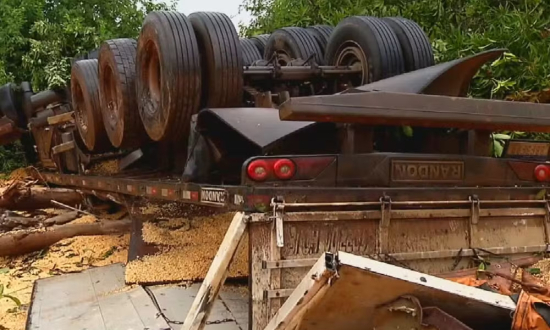 Motorista morre após carreta carregada de milho tombar na GO-174