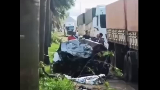 Motorista morre após colisão entre Gol e carreta na BR-070