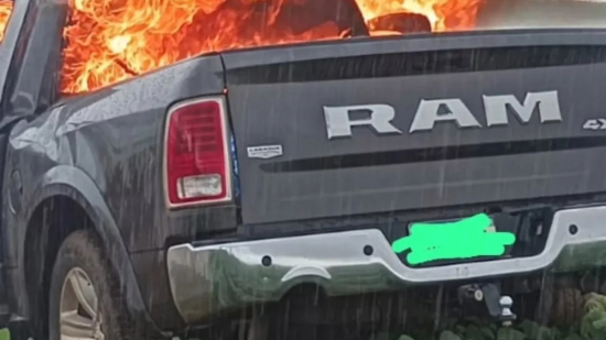 Passageiro morre carbonizado após colisão entre caminhonete e carreta na BR-364