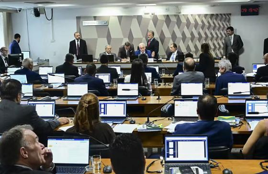 Senado aprova PEC que reduz jornada de trabalho e extingue escala 6x1