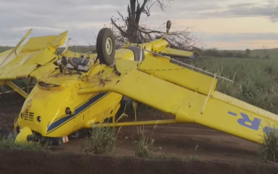 Avião agrícola capota após vento forte durante pouso