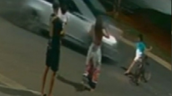 Menino é atropelado em rua e motorista foge sem prestar socorro em Goiás