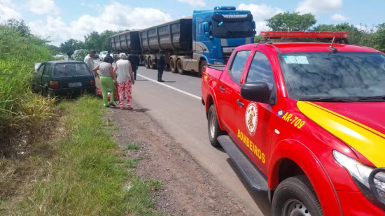 Batida entre carro e motocicleta deixa quatro feridos na BR-364