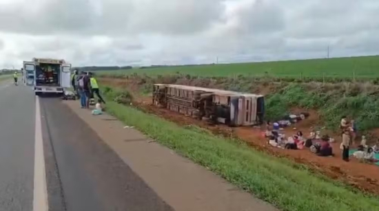 Ônibus tomba na BR-050, e deixa cerca de 10 feridos graves