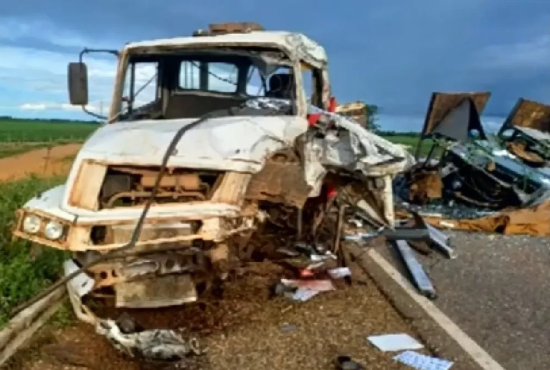 Uma pessoa morre após acidente com caminhões que levavam etanol e vidro na BR-070