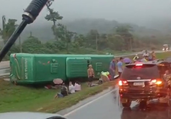 Ônibus com funcionários de frigorífico tomba na BR-364 e deixa sete feridos em Nobres (MT)