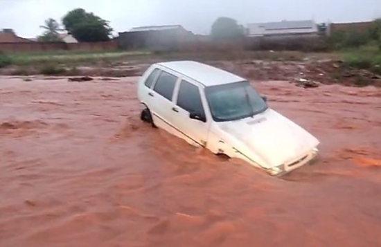 Enxurrada abre buraco e veículo fica preso durante temporal em MT