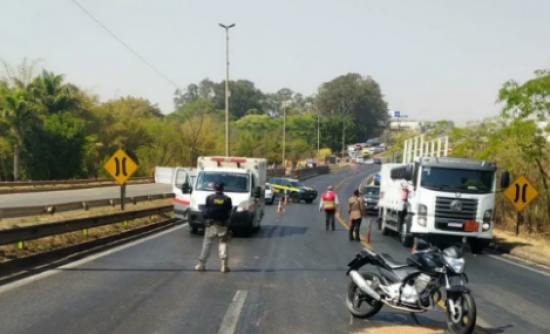 Na véspera do aniversário, motociclista morre após cair de moto e ser atropelado por caminhão na BR-153