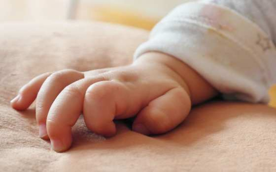 Bebê morre após dormir em cama com outras três crianças em Água Boa