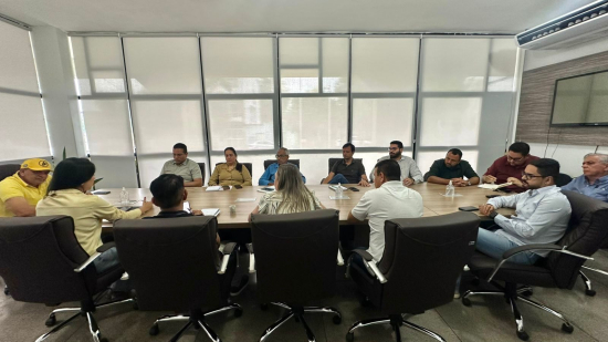 PREFEITO INTERINO: Vice-prefeito assume Prefeitura e realiza reunião de planejamento com secretários