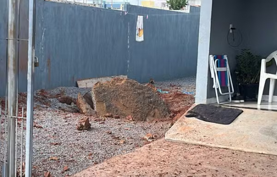 Fossa séptica explode durante reparo e jovem fica gravemente ferido