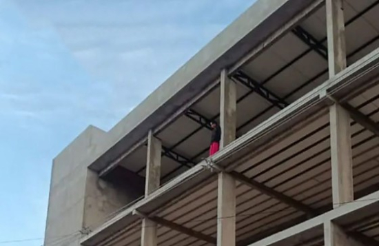 Adolescente é resgatada após ameaçar se jogar de prédio em construção