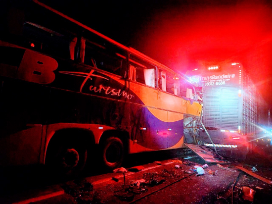 Acidente com ônibus deixa um morto e quatro feridos na BR-153