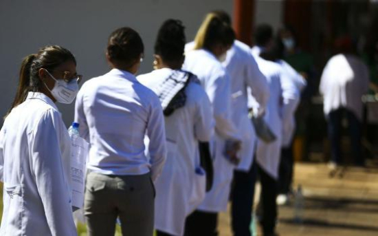 MEC aponta desempenho insatisfatório em 30% dos cursos de medicina avaliados no Enamed