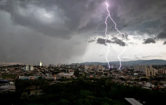 Mato Grosso registra mais de 43 mil raios em fim de semana e acende alerta para novas tempestades