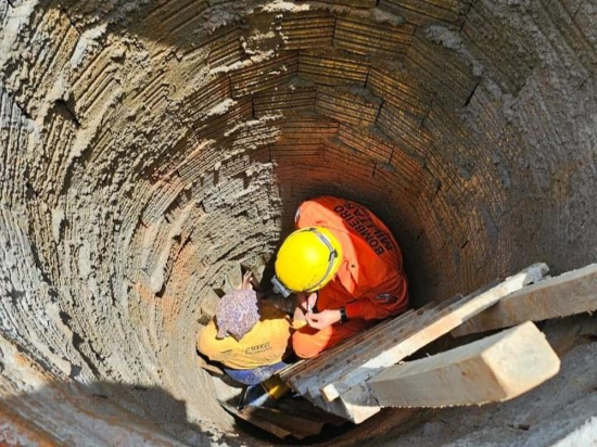 Trabalhadora é resgatada após cair em fossa de 4,5 metros em obra