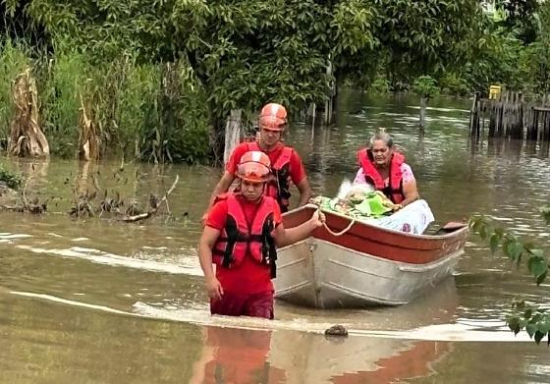 Mãe de 95 anos e filha são resgatadas de barco após temporal em MT