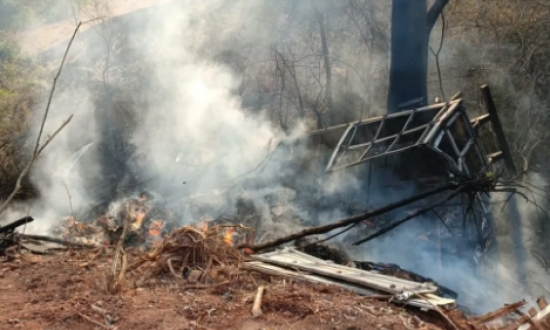 Mulher morre carbonizada após carro e caminhão baterem e pegarem fogo na BR-153