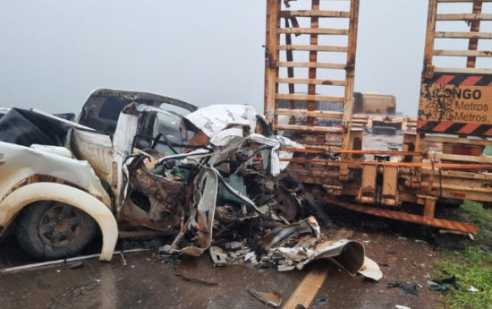 Idoso fica preso às ferragens após colisão entre caminhonete e caminhão na MT-140