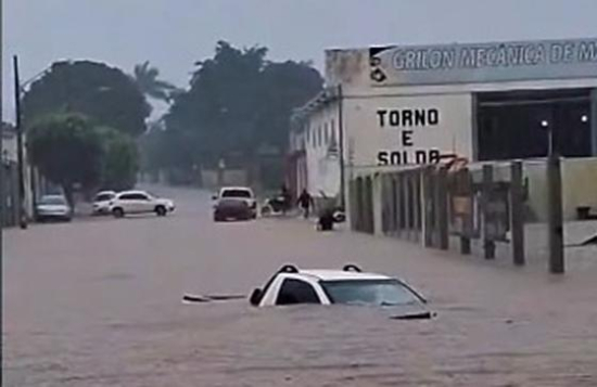 Chuva forte alaga ruas e concessionária em Primavera do Leste