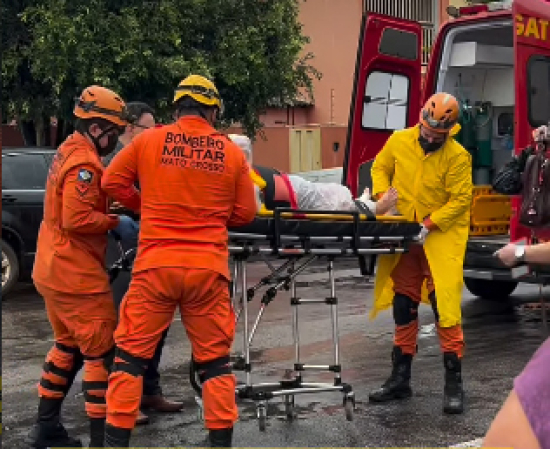 Motociclista fica ferida em acidente no cruzamento das ruas Bororos e Amaro Leite
