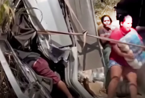 Enquanto motorista agonizava preso às ferragens, carga era saqueada após tombamento