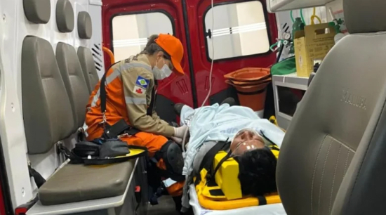 Trabalhador cai de telhado e fica ferido durante serviço em altura