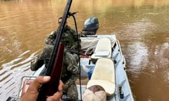 Arma de fogo e materiais de pesca predatória são apreendidos em rancho em General Carneiro