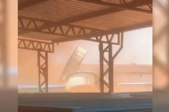 Redemoinho de poeira arrasta e levanta piscinas à venda