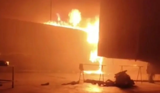 Incêndio destrói galpão com ônibus e equipamentos de shows