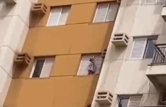 Cena de perigo: criança é flagrada do lado de fora de janela em prédio de Cuiabá