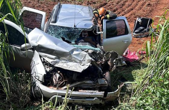 Bombeiros resgatam vítima presa às ferragens e socorrem três após acidente na BR-070