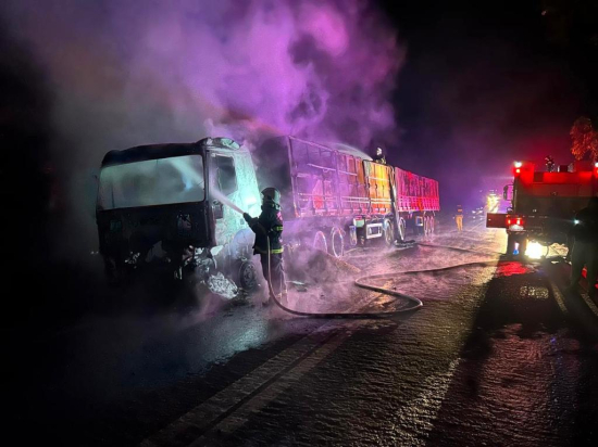 Corpo de Bombeiros combate incêndio em carreta carregada com soja
