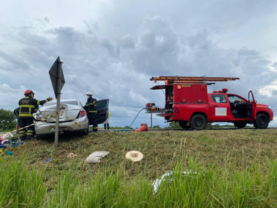 Bombeiros realizam desencarceramento de duas vítimas fatais após colisão na Rodovia dos Imigrantes 
