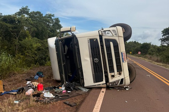 Carreta tomba na BR-070, motorista sofre ferimentos leves e recusa atendimento