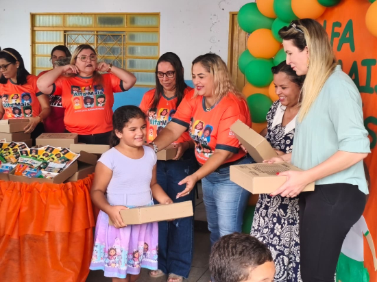 Aragarças recebe kits do Programa Alfa Mais Goiás com presença de autoridades educacionais