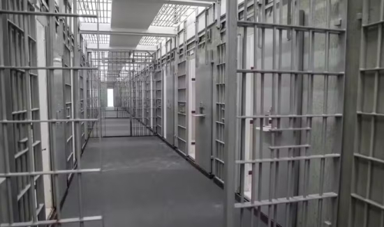 Justiça impõe prazo e multa ao Estado para corrigir irregularidades em presídios