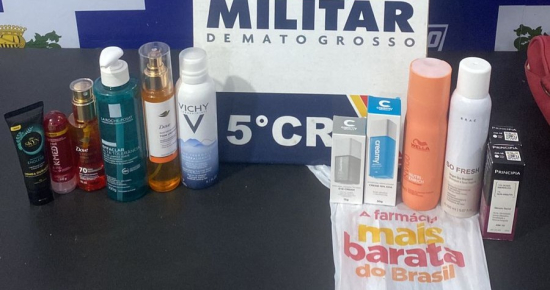 Suspeita é flagrada com bolsa cheia de produtos furtados em farmacia durante operação policial em Barra do Garças