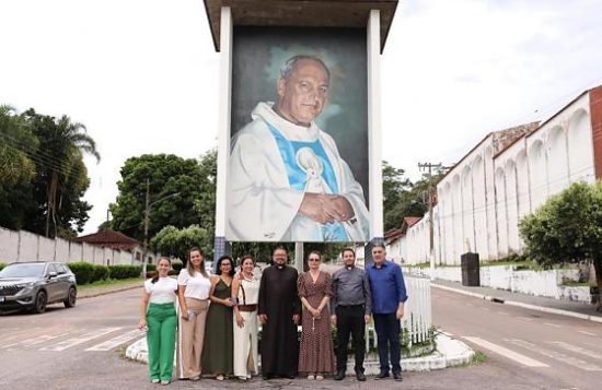 Padre convida Virginia Mendes para ser madrinha da beatificação de Padre Nazareno Lanciotti
