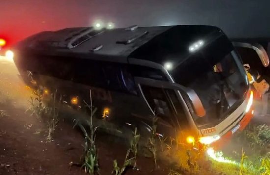 Ônibus tomba e 27 passageiros são resgatados pela janela em MT