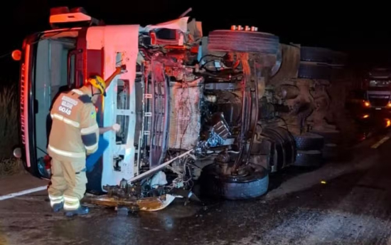 Mãe e filho morrem em colisão entre carro e carreta na BR-080