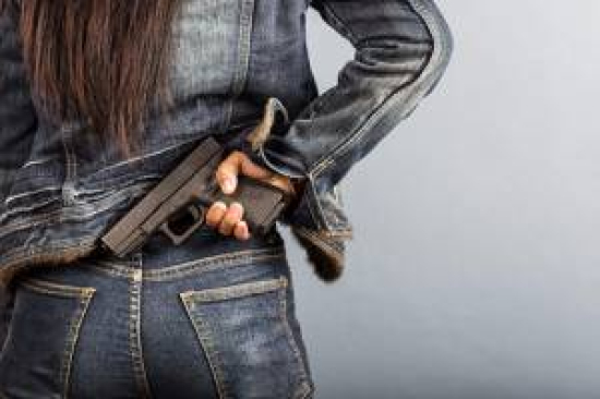 Projeto prevê auxílio para mulheres vítimas de violência comprarem itens de defesa pessoal