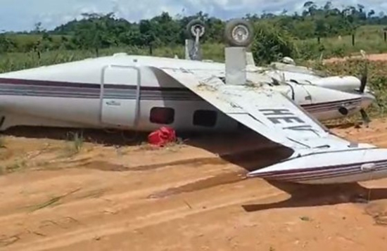 Aeronave com equipe médica sai da pista e capota em MT