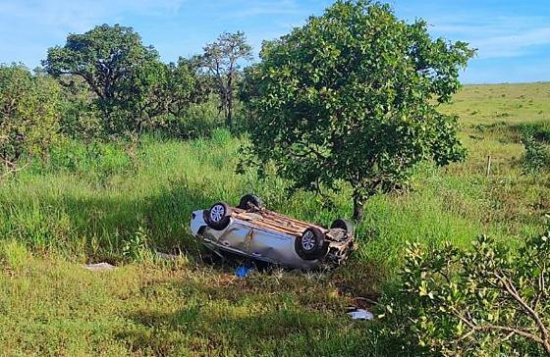 Três pessoas ficam feridas após carro capotar na BR-070 em General Carneiro