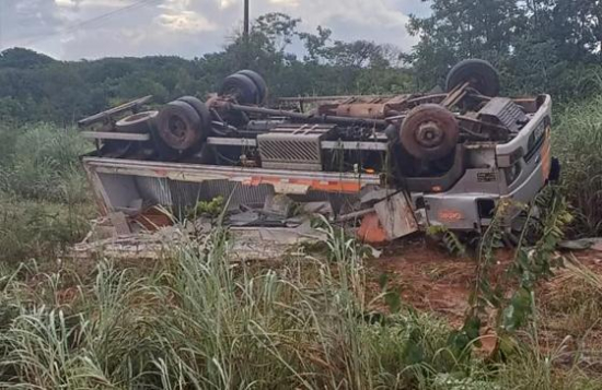 Motorista morre após caminhão capotar na BR-158 