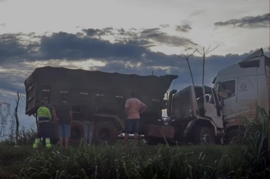 Motorista morre após acidente com três carretas na BR-163